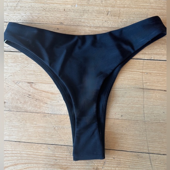 Mikoh | Corfu Bottoms 2024 Collection | NWT
Black Size Small - Picture 3 of 8